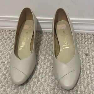 Naturalizer Cream Sleek Pumps Minimalist Design. Size 8 2A.